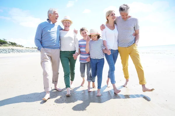 Ευτυχισμένη οικογένεια μεταξύ των γενεών — Φωτογραφία Αρχείου