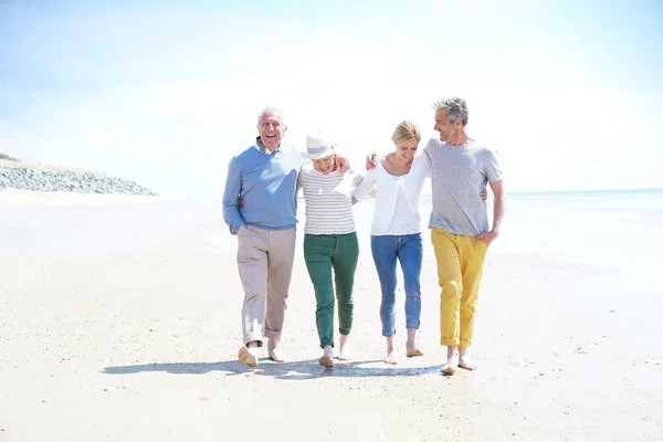 Familia Caminando Por Playa —  Fotos de Stock