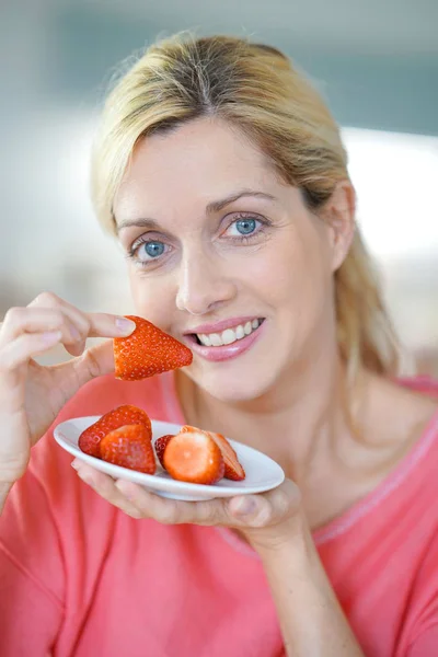 Oman eating strawberries — Stock Photo, Image