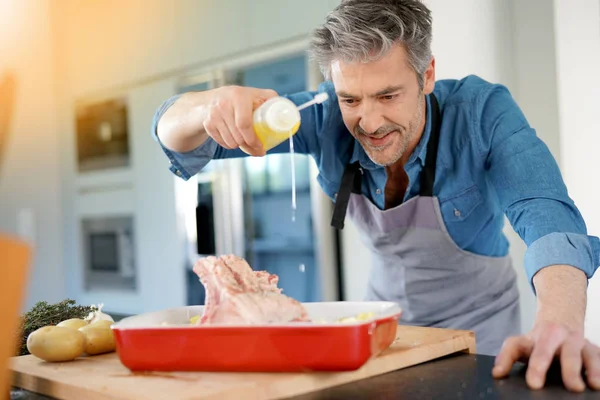 Man in de keuken koken schotel voor diner — Stockfoto