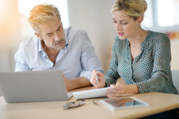 Geschäftsteam arbeitet zusammen — Stockfoto