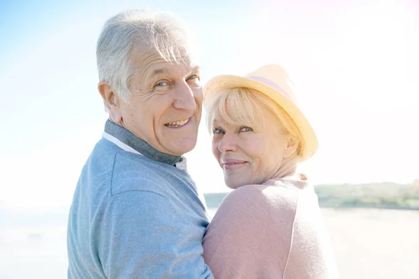 Senior koppel op het strand — Stockfoto