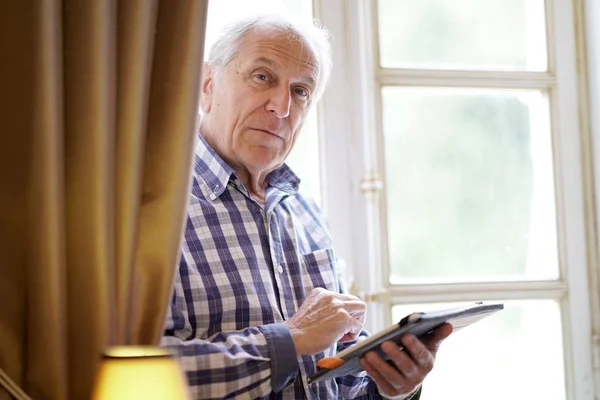 Człowiek korzystający z tabletu cyfrowego — Zdjęcie stockowe