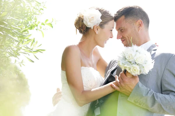 Mariée et marié le jour de leur mariage — Photo