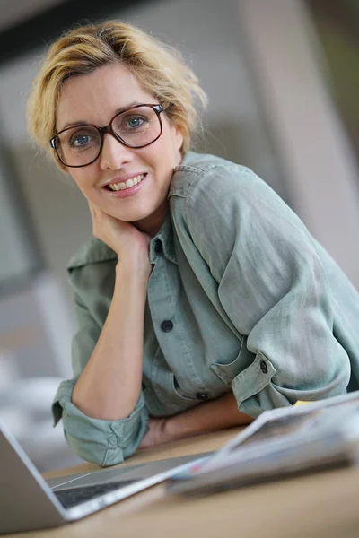 Frau arbeitet von zu Hause aus — Stockfoto