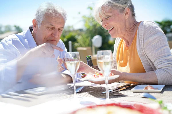 Pareja mayor disfrutando de la comida — Foto de Stock