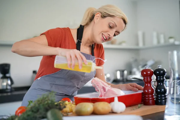 Femme dans la cuisine plat de cuisine — Photo