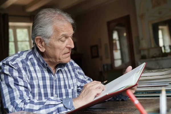 Homem escrevendo no caderno — Fotografia de Stock