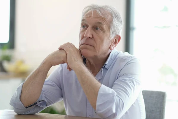 Hombre mayor mostrando tristeza —  Fotos de Stock