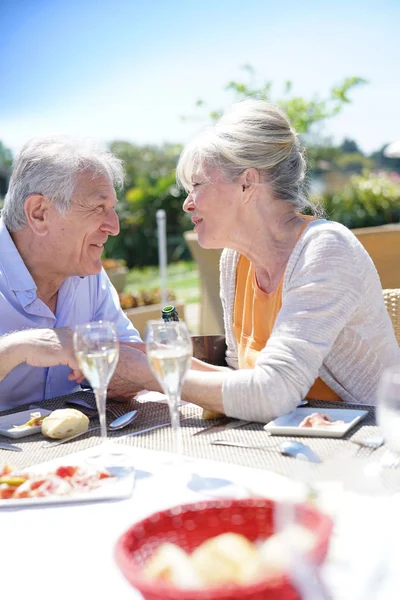 Couple de personnes âgées appréciant les repas — Photo