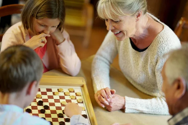 祖父母祖父母与孙子玩跳棋 — 图库照片