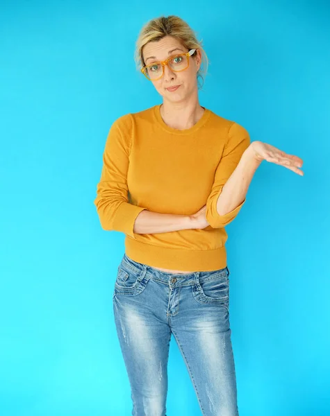 Femme blonde avec des lunettes — Photo