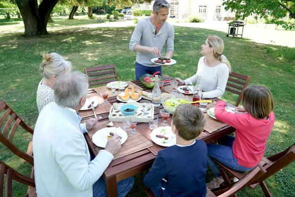 Familia almorzando verano —  Fotos de Stock