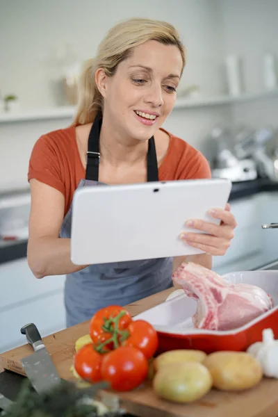 Mujer leyendo cocina receptor en la tableta —  Fotos de Stock