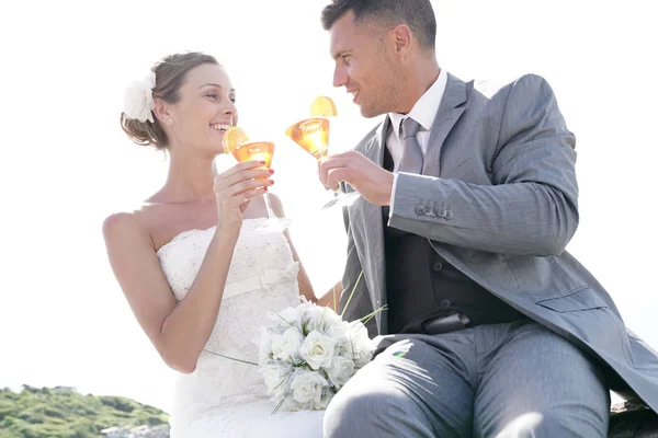 Bruden och brudgummen hejar — Stockfoto