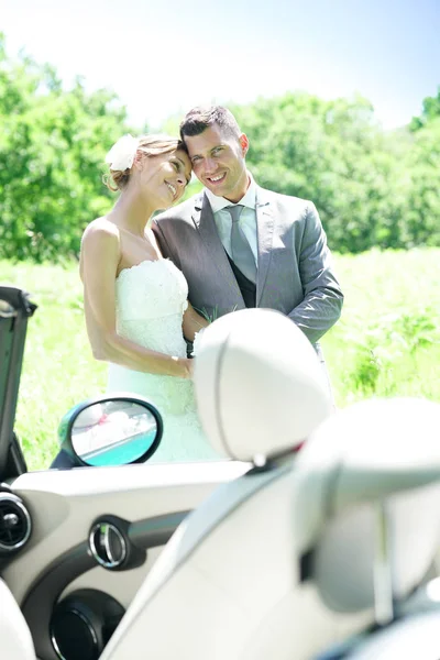 Bride and groom walking — Stock Photo, Image