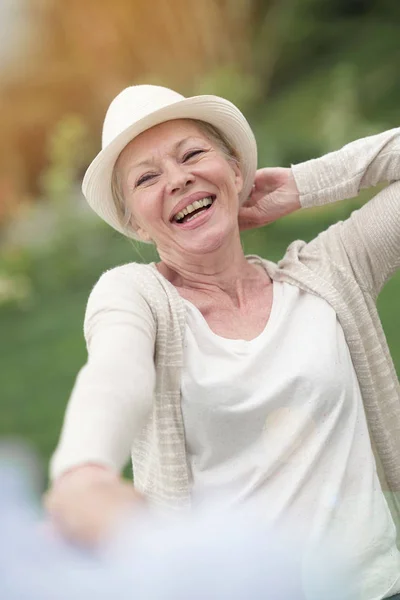 Mulher idosa rindo em voz alta — Fotografia de Stock