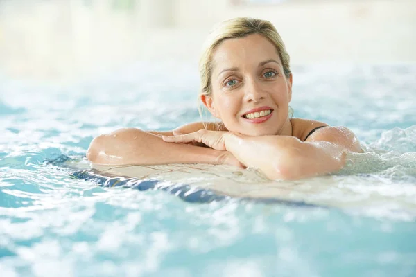 Woman relaxing in  thermal water — Stock Photo, Image