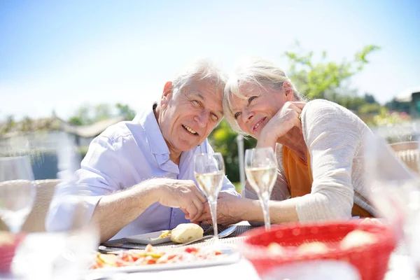 年长的夫妇享受用餐 — 图库照片