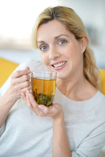 ผู้หญิงที่ดื่มพืช — ภาพถ่ายสต็อก
