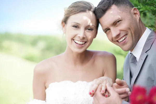 Nevěsta a ženich si vyměňují prsteny — Stock fotografie