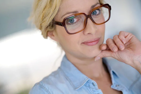 Mujer de mediana edad con anteojos —  Fotos de Stock