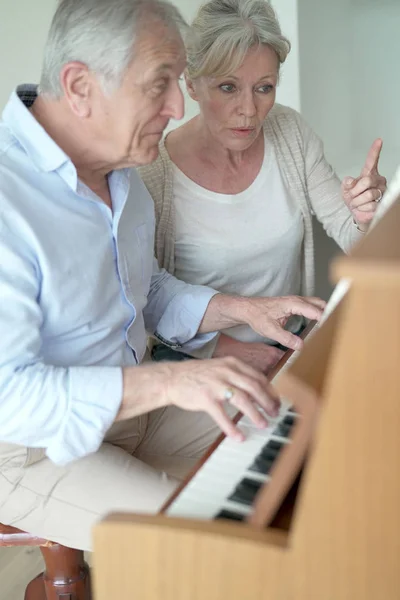 Homem aprendendo a tocar piano — Fotografia de Stock