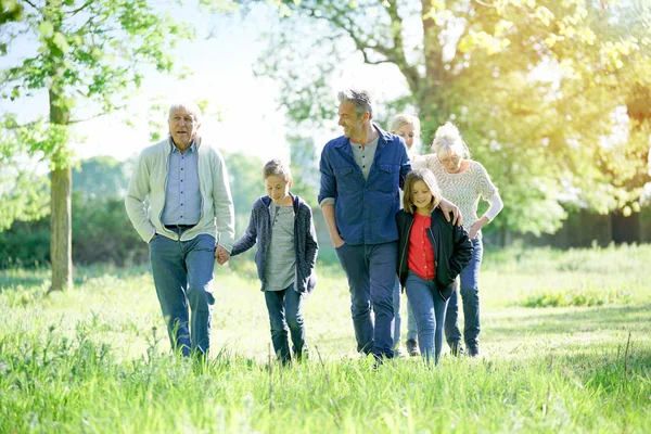 Felice famiglia a piedi — Foto Stock