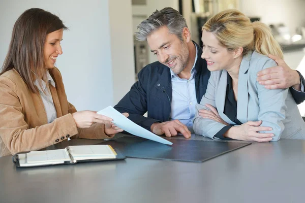 Agent lezing voorwaarden van contract — Stockfoto