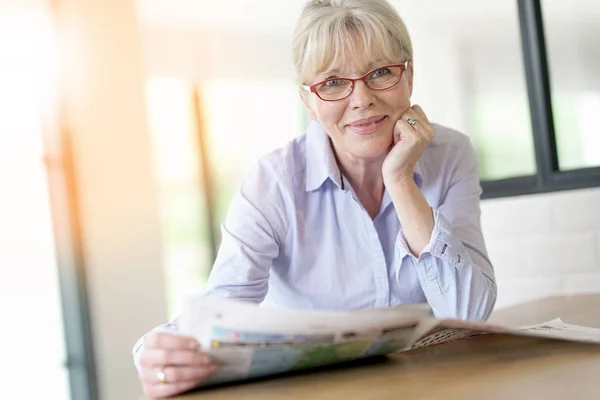 Woman with eyeglasses reading — Stock Photo, Image