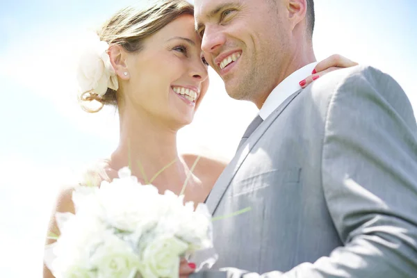 Couple marié le jour de leur mariage — Photo