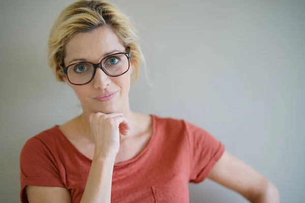 Donna bionda con occhiali da vista — Foto Stock