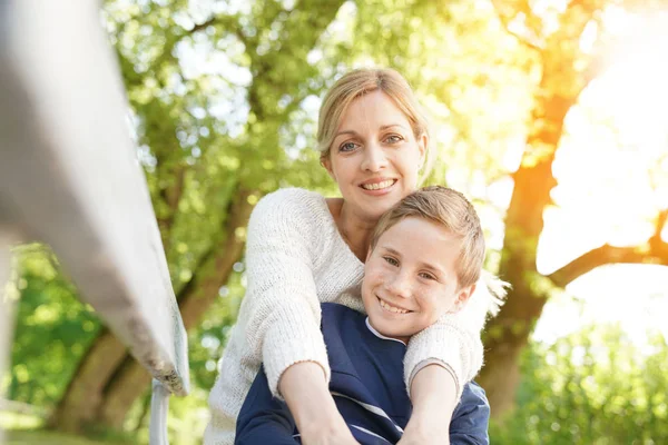 Madre e figlio seduti sulla panchina — Foto Stock