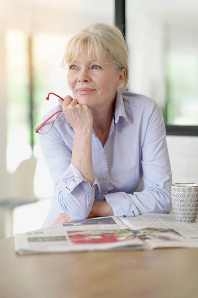 Mujer con anteojos leyendo — Foto de Stock