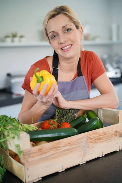 Kvinna i köket matlagning för middag — Stockfoto