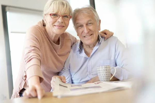 Seniorenpaar liest Zeitung — Stockfoto