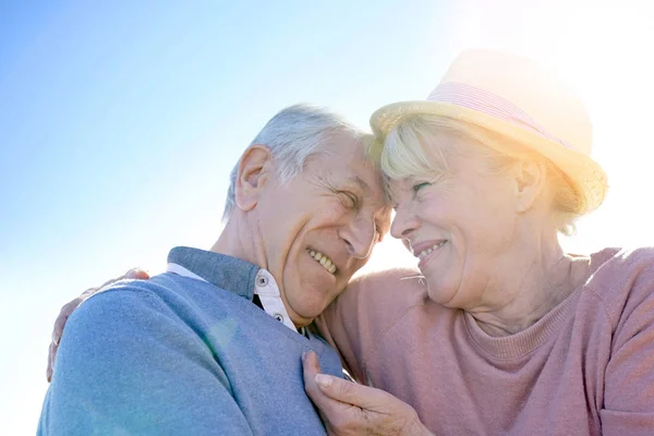 Senior koppel op het strand — Stockfoto