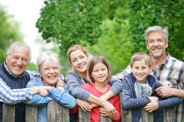 Family leaning on fence — Stock Photo, Image