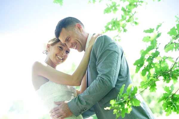 Casal casado no campo — Fotografia de Stock