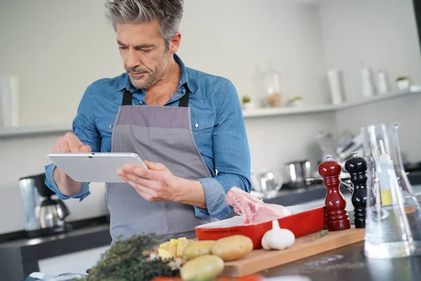 Uomo in cucina cucina — Foto Stock