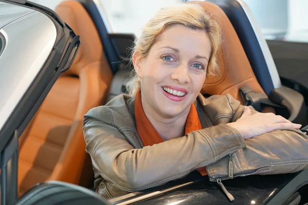 Kvinna sitter i cabrioleter — Stockfoto
