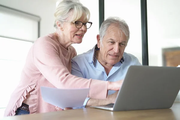 Couple at home connected on internet — Stock Photo, Image