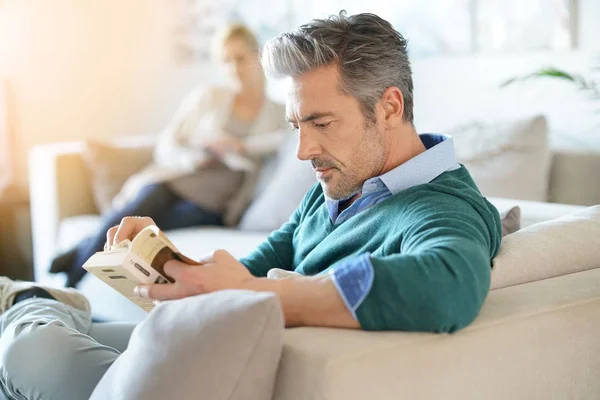 Paar liest Buch — Stockfoto