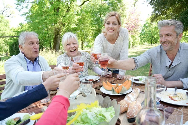 Família almoçando no verão — Fotografia de Stock