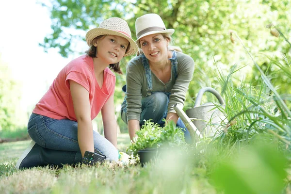 Moeder en dochter tuinieren — Stockfoto