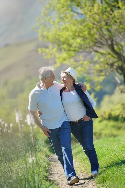 Seniorenpaar zu Fuß — Stockfoto