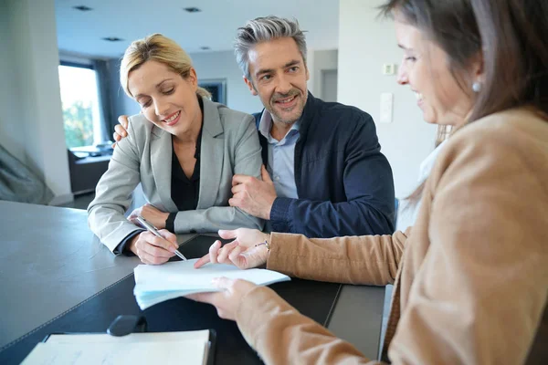 Clients ondertekenen van de verkoopsovereenkomst — Stockfoto