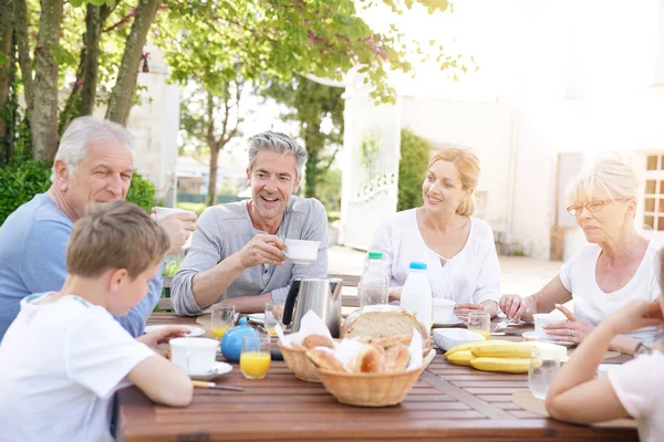 Famille petit déjeuner t — Photo