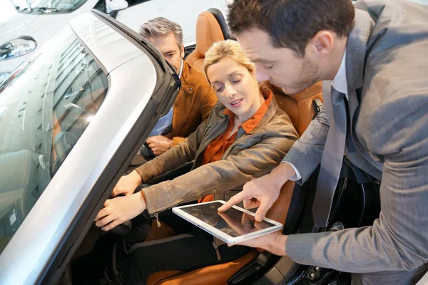 Vendedor de coches con pareja — Foto de Stock