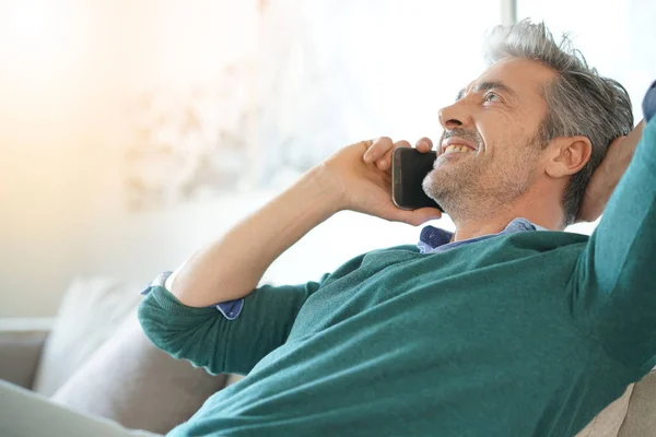 Człowiek w domu rozmowy na telefon — Zdjęcie stockowe